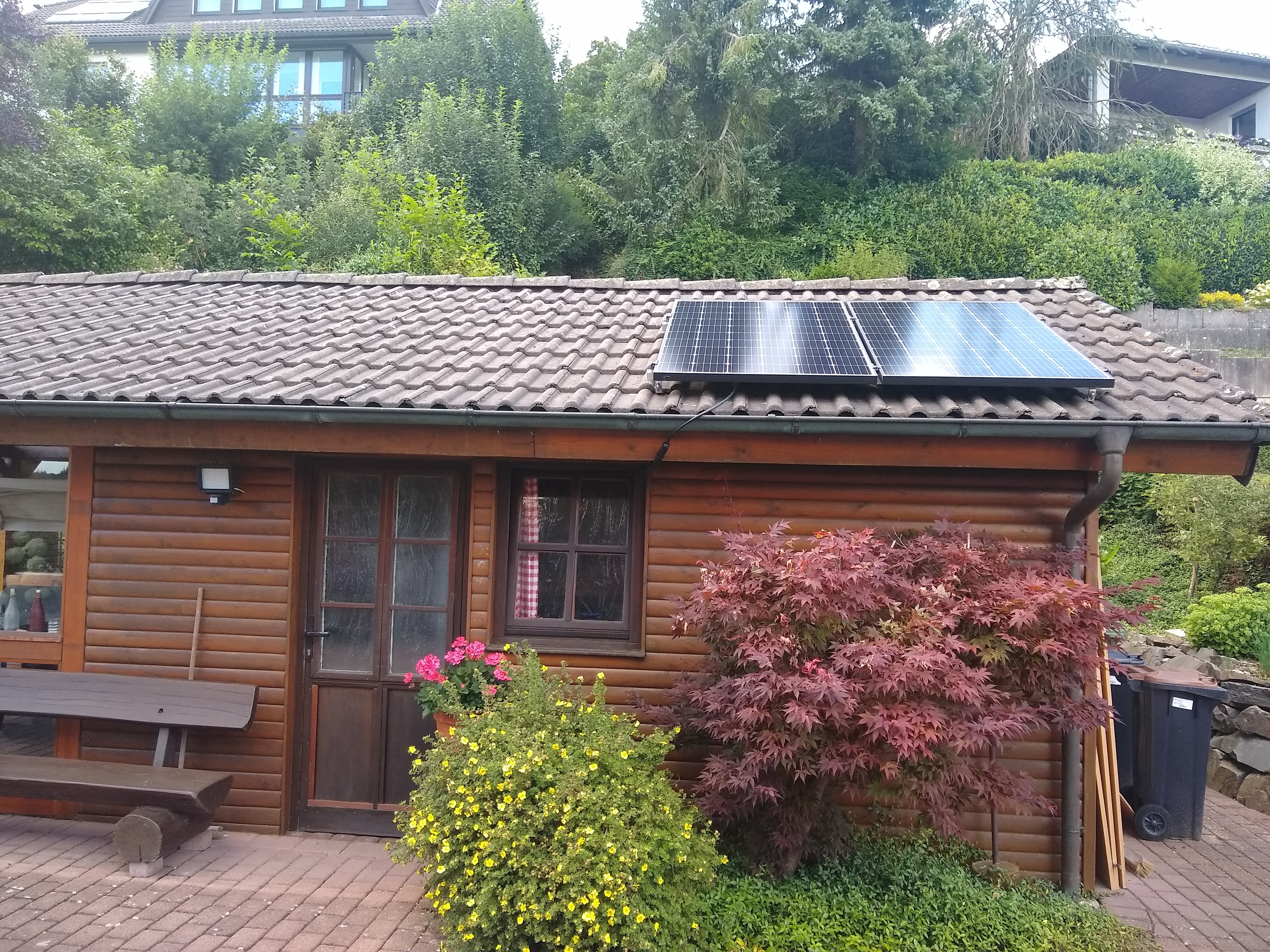 Ein Balkonkraftwerk befestigen auf dem Schrägdach mit Dachpfannen